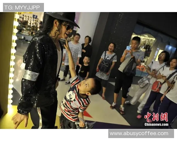 足球巨星亲自鉴赏蜡像真实还原瞬间 展现与偶像的亲密接触