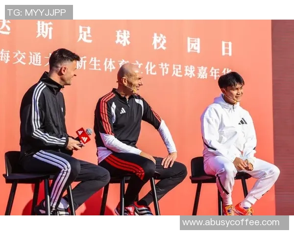 足球巨星璀璨人生：从青涩少年到全球瞩目的巅峰传奇