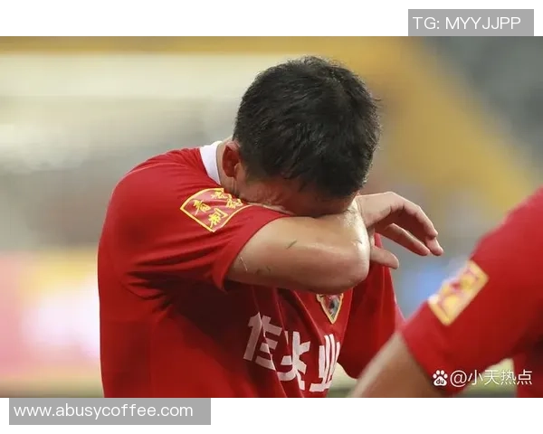 足球球星心中唯一的依靠与力量母爱永远是他们背后的坚强后盾