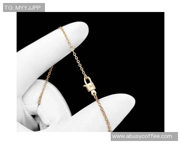 闪耀绿茵场足球星项链设计灵感与时尚潮流完美结合的珠宝艺术之选 闪耀绿茵场足球星项链设计灵感与时尚潮流完美结合的珠宝艺术之选